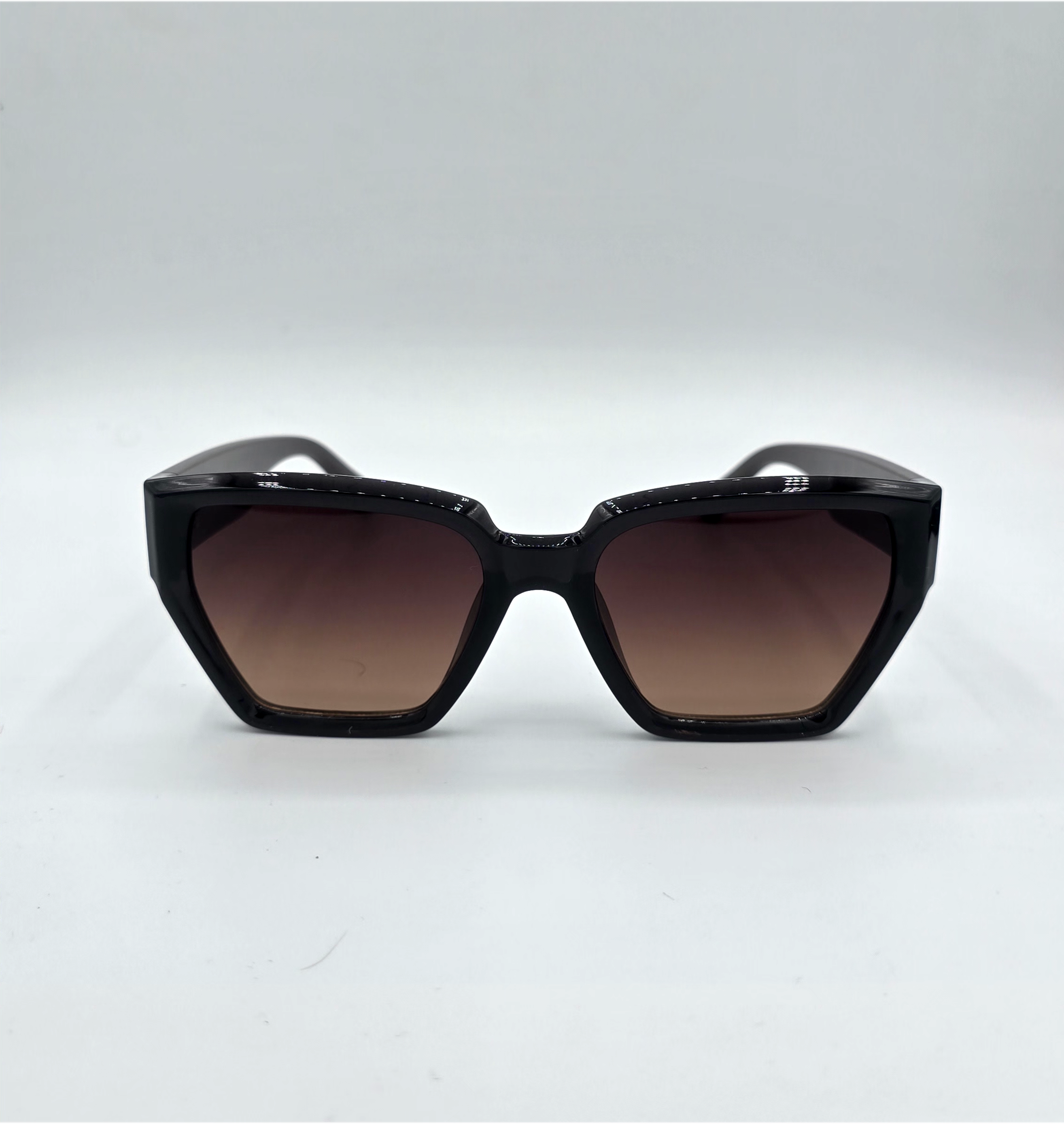 ۲۰۲۵۰۹۰۶_۱۸۰۳۴۱ عینک افتابی FENDI - Image 1